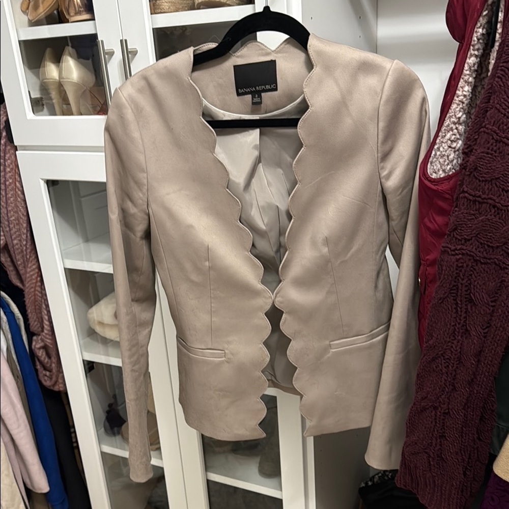 Banana Republic Women's Scalloped Tan Blazer - Picture 2 of 4